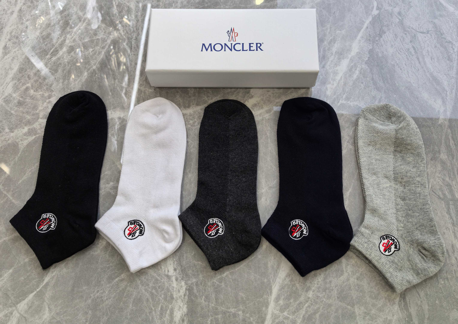 💛配包装 MONCLER（蒙口）新款经典刺绣中短款堆堆袜袜子！一盒五双， 专柜同步筒袜袜子，💛大牌出街，潮人必备。超好搭