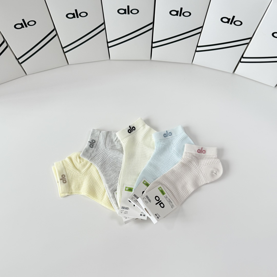 💛配包装 ALO（阿洛）新款中短款堆堆袜袜子！一盒五双， 专柜同步筒款袜子，💛大牌出街，潮人必备。超好搭
