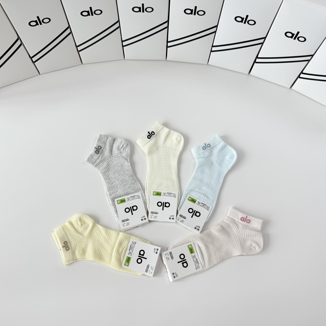 💛配包装 ALO（阿洛）新款中短款堆堆袜袜子！一盒五双， 专柜同步筒款袜子，💛大牌出街，潮人必备。超好搭