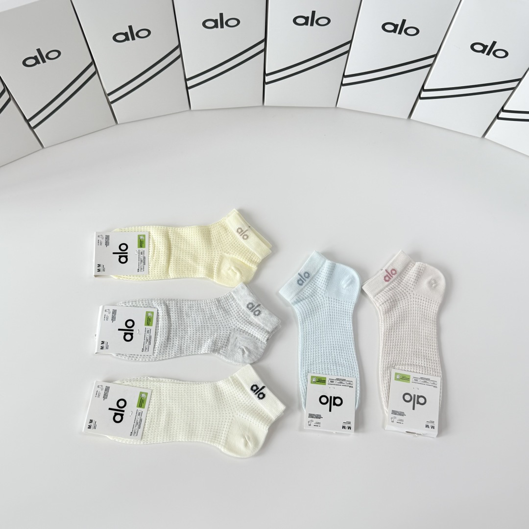 💛配包装 ALO（阿洛）新款中短款堆堆袜袜子！一盒五双， 专柜同步筒款袜子，💛大牌出街，潮人必备。超好搭