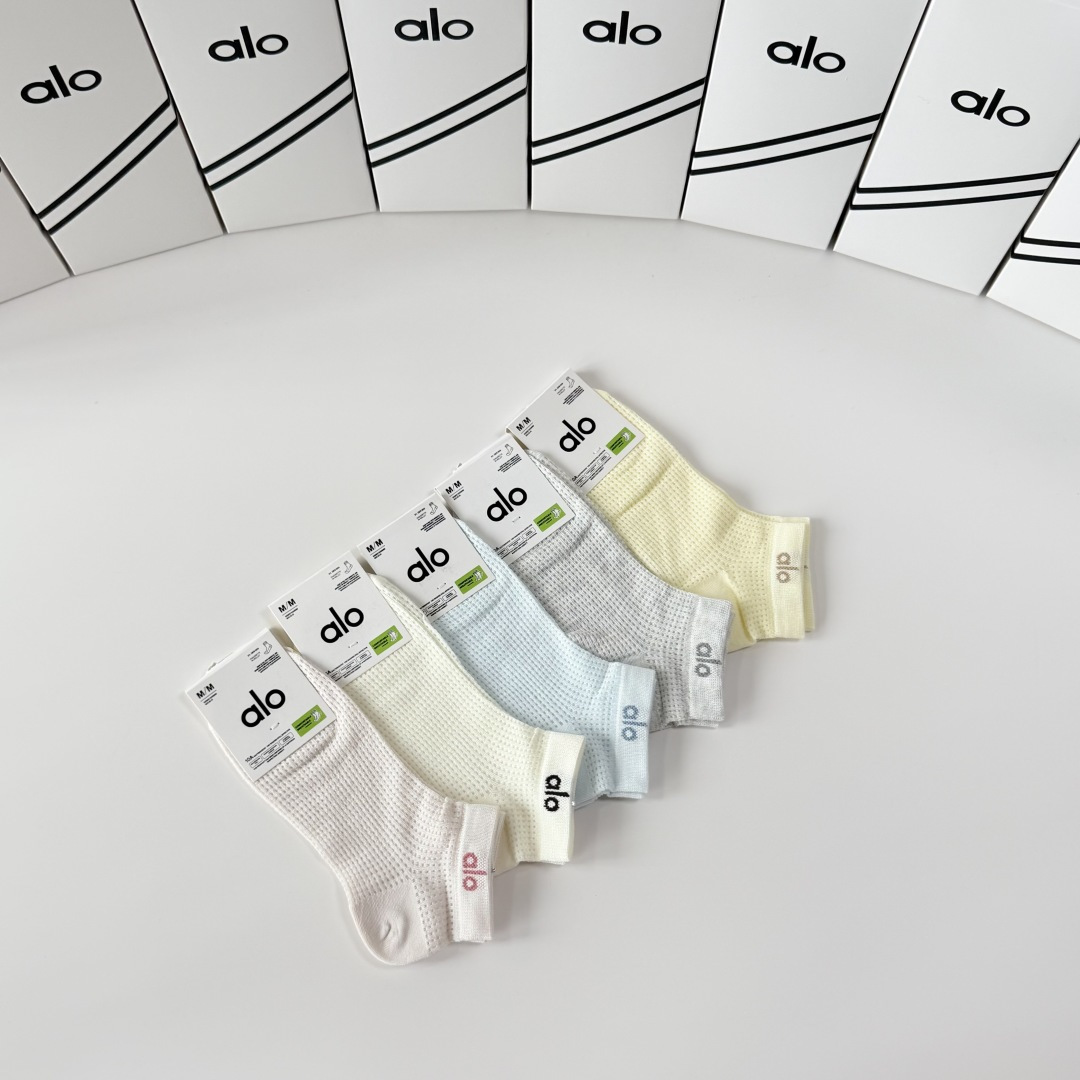 💛配包装 ALO（阿洛）新款中短款堆堆袜袜子！一盒五双， 专柜同步筒款袜子，💛大牌出街，潮人必备。超好搭