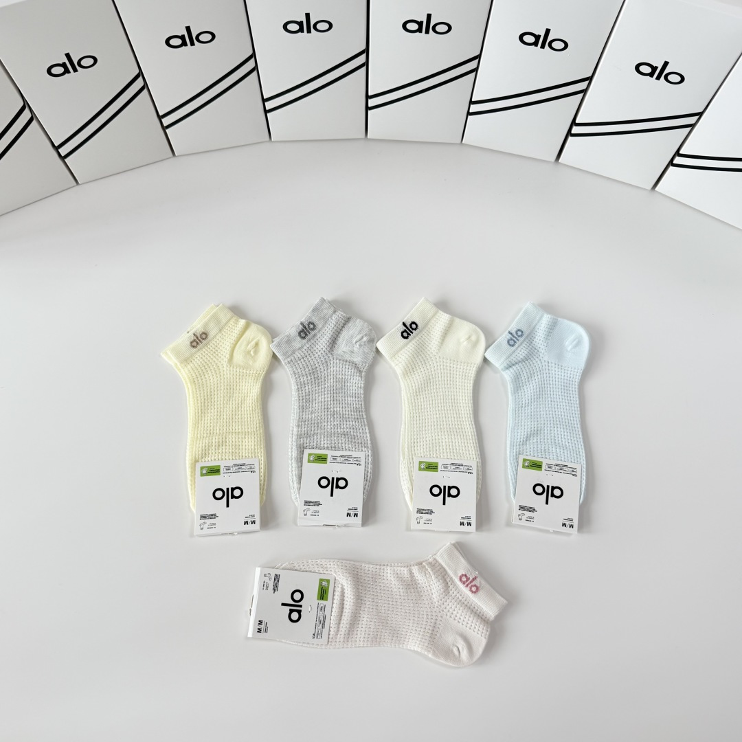 💛配包装 ALO（阿洛）新款中短款堆堆袜袜子！一盒五双， 专柜同步筒款袜子，💛大牌出街，潮人必备。超好搭