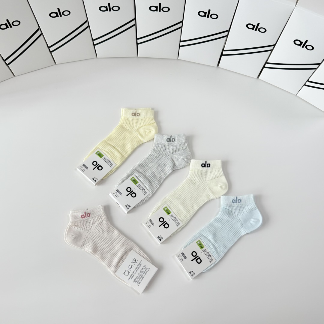💛配包装 ALO（阿洛）新款中短款堆堆袜袜子！一盒五双， 专柜同步筒款袜子，💛大牌出街，潮人必备。超好搭