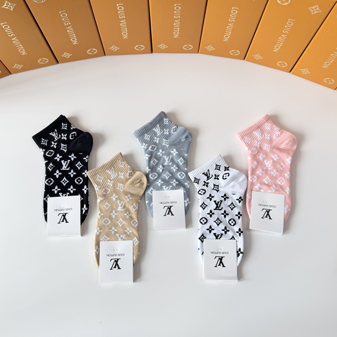 💛配包装 LV（路易威登）新款中短款堆堆袜袜子！一盒五双， 专柜同步筒款袜子，💛大牌出街，潮人必备。超好搭