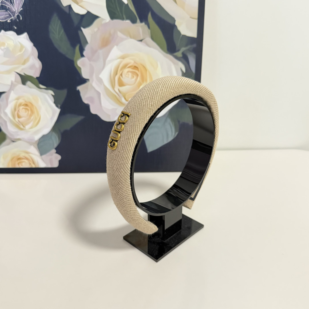 NO:941891,Special (single) with counter packaging. Gucci's latest hairbands. Elegant girls are worth buying. Very easy to match. Temperament and taste. Hairpins, hairpins, gucci, gucci, hairpins19860909特（单个）配专柜包装 Gucci（古驰）最新发箍 优雅的girl值得入手 非常好搭配 气质有品位发夹,发夹,gucci,gucci,hairpins,accessory