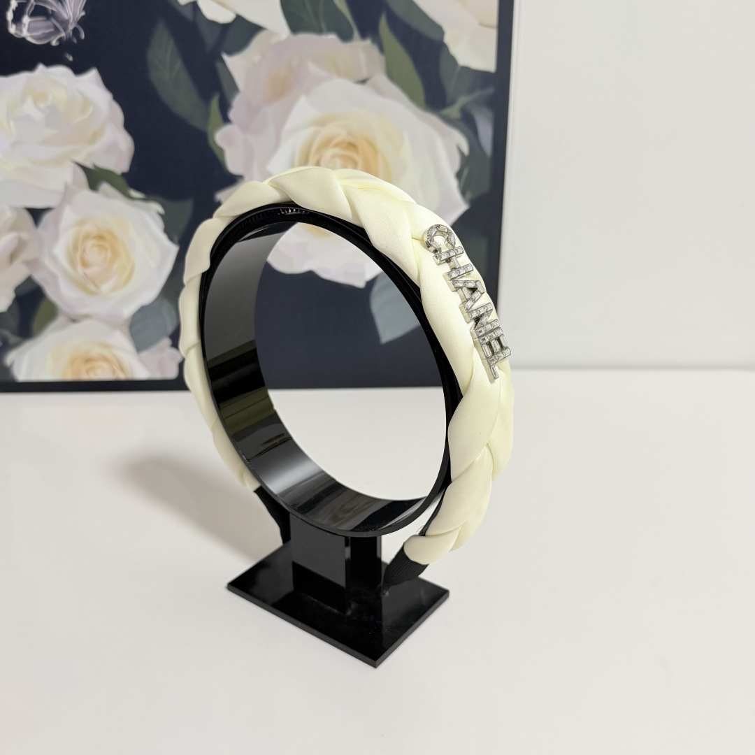NO:941866,Specially equipped with counter packaging, Chanel's latest hairbands. Little fairies can get it now. Special materials. No hair. Can be salty or sweet ~ hairpins, hairpins, chanel, chanel, hairpins19860909特 配专柜包装 Chanel（香奈儿）最新发箍 小仙女快入手 特殊材质 不嘞头 可盐可甜～发夹,发夹,chanel,chanel,hairpins,accessory
