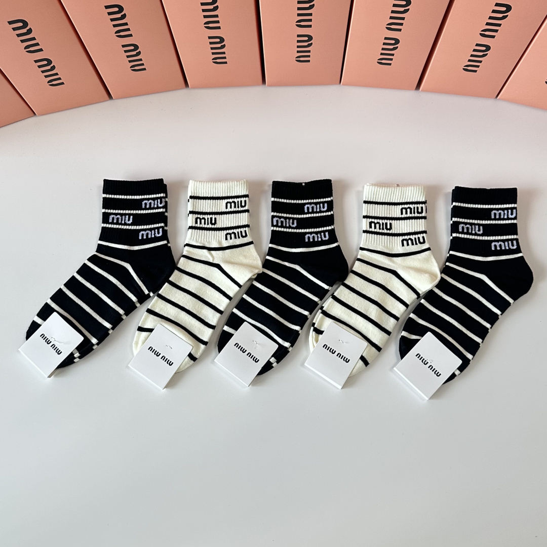 NO:940872,Special packaging MiuMiu's new mid-length pile socks!  Five pairs in a box, synchronized tube socks at the counter, big brands out on the street, must-have socks for fashionistas, stockings, socks, miumiu, socks19860909特 配包装 MiuMiu（缪缪）新款中长款堆堆袜袜子！一盒五双, 专柜同步筒款袜子,大牌出街,潮人必备超好搭袜子,丝袜,袜子,miumiu,socks,accessory