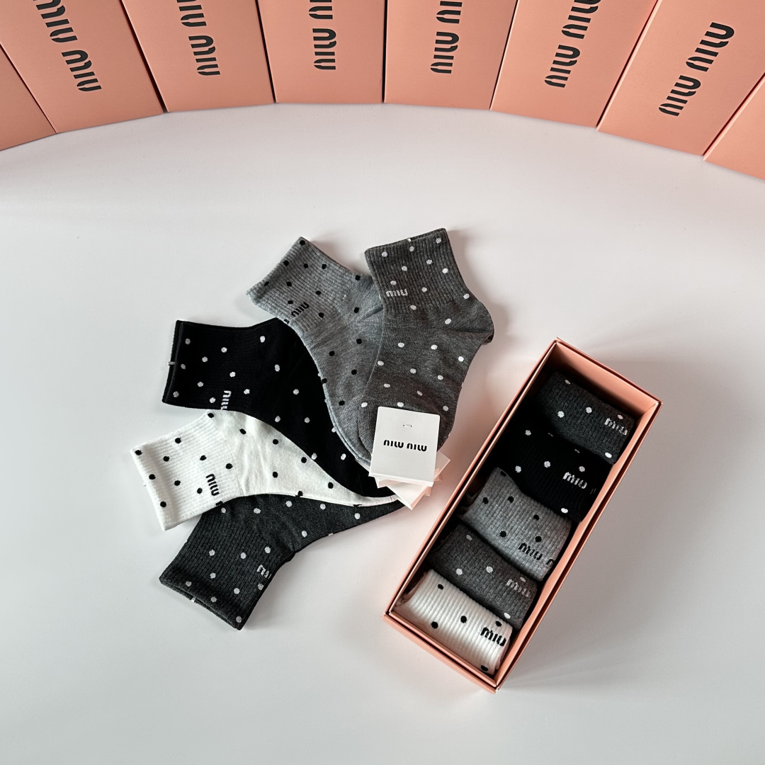 💛配包装 MiuMiu（缪缪）新款中长款堆堆袜袜子！一盒五双， 专柜同步筒款袜子，💛大牌出街，潮人必备🔥超好搭