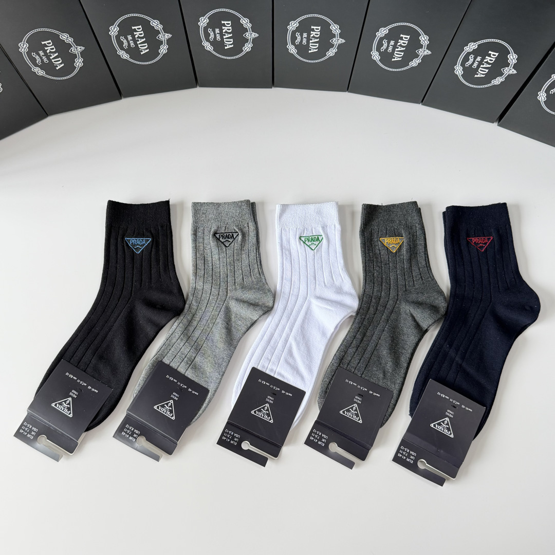 NO:940882,Specially equipped with counter packaging Prada's new knitted embroidered mid-length pile socks!  Five pairs in a box, synchronized tube socks at the counter, big brands going out on the street, must-have socks for fashionistas, stockings, socks, prada, prada, socks19860909特 配专柜包装 Prada（普拉达）新款针织刺绣中长款堆堆袜袜子！一盒五双,专柜同步筒袜袜子,大牌出街,潮人必备超好搭袜子,丝袜,袜子,prada,prada,socks,accessory