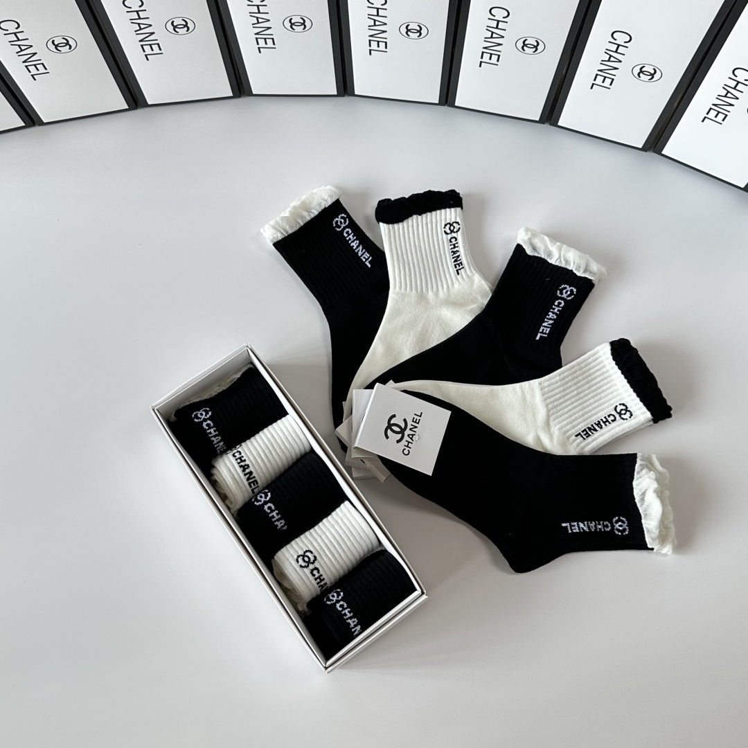 💛配包装 Chanel（香奈儿）新款经典中长筒袜堆堆袜袜子！一盒五双， 专柜同步筒袜袜子，💛大牌出街，潮人必备🔥超好搭。