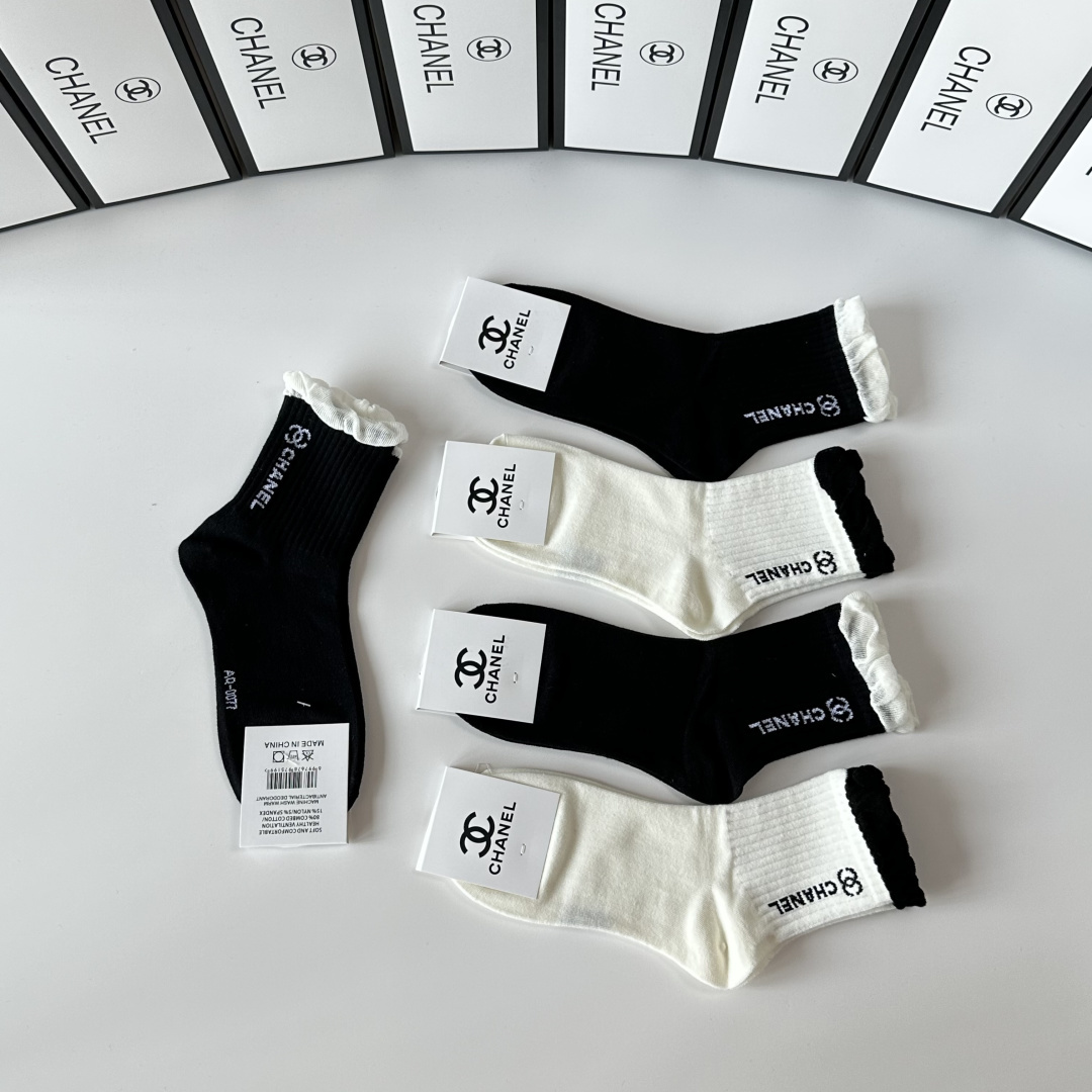 💛配包装 Chanel（香奈儿）新款经典中长筒袜堆堆袜袜子！一盒五双， 专柜同步筒袜袜子，💛大牌出街，潮人必备🔥超好搭。