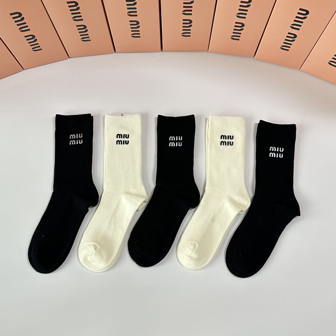 NO:940895,Specially equipped with counter packaging MiuMiu's new hot-stamped mid-length pile socks!  Five pairs in a box, counter-synchronized tube socks, big brands out on the street, a must-have for fashionistas, super easy to match. Socks, stockings, socks, miumiu, socks19860909特 配专柜包装 MiuMiu（缪缪）新款烫印中长款堆堆袜袜子！一盒五双,专柜同步筒袜袜子,大牌出街,潮人必备超好搭.袜子,丝袜,袜子,miumiu,socks,accessory