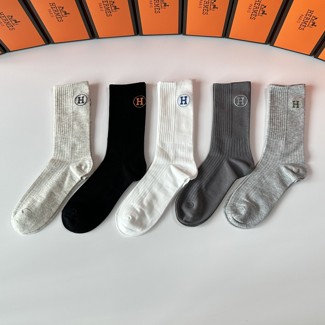 NO:940839,Specially packaged Hermes new classic mid-length stockings pile socks!  Five pairs in a box, counter-synchronized tube socks, big brands out on the street, a must-have for fashionistas, super easy to match. Socks, stockings, socks, hermes, hermes, socks19860909特 配包装 Hermes（爱马仕）新款经典中长筒袜堆堆袜袜子！一盒五双, 专柜同步筒袜袜子,大牌出街,潮人必备超好搭.袜子,丝袜,袜子,hermes,hermes,socks,accessory
