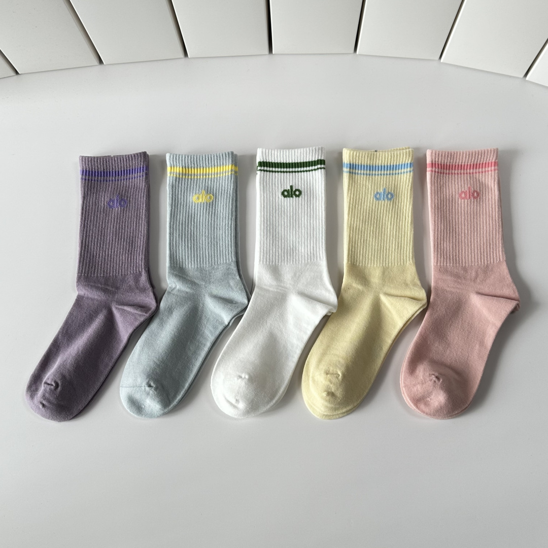 NO:940830,Special packaging for ALO's new medium-length socks!  Five pairs in a box, synchronized tube socks at the counter, big brands out on the street, must-have socks for fashionistas, stockings, socks, socks19860909特 配包装 ALO 新款中长筒款堆堆袜袜子！一盒五双, 专柜同步筒款袜子,大牌出街,潮人必备超好搭袜子,丝袜,袜子,socks,accessory