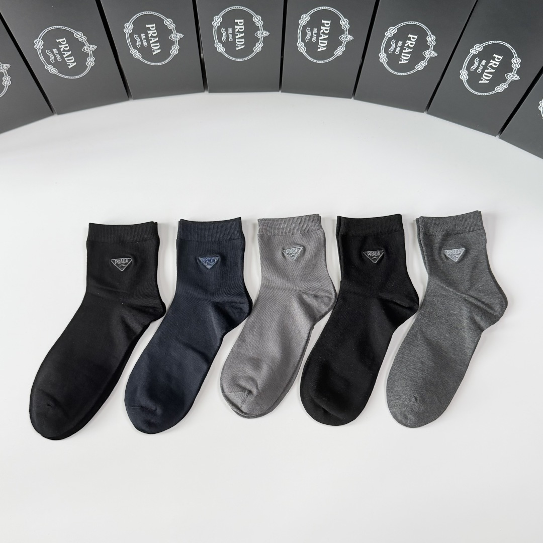 NO:940838,Specially packaged Prada's new embroidered mid-length stockings!  Five pairs in a box, synchronized tube socks at the counter, big brands out on the street, must-have socks for fashionistas, stockings, socks, prada, prada, socks19860909特 配包装 Prada（普拉达）新款刺绣中长筒款堆堆袜袜子！一盒五双, 专柜同步筒款袜子,大牌出街,潮人必备超好搭袜子,丝袜,袜子,prada,prada,socks,accessory