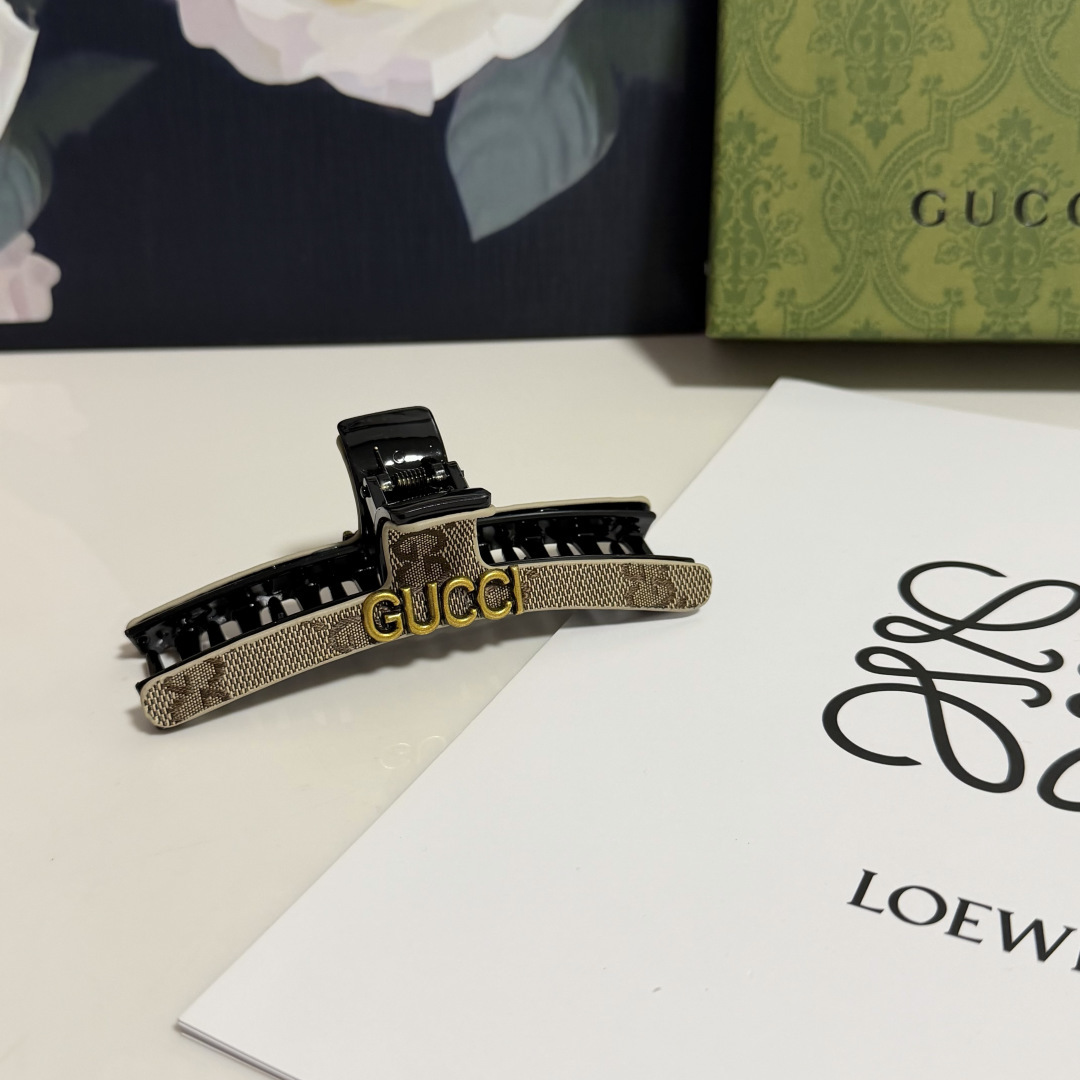 NO:941935,Special (single) with counter packaging Gucci (Gucci) latest vintage vintage clip. Elegant girl is worth buying. Very easy to match. Temperament and taste. Hairpins, hairpins, gucci, gucci, hairpins19860909特（单个）配专柜包装 Gucci（古驰）最新中古vintage抓夹 优雅的girl值得入手 非常好搭配 气质有品位发夹,发夹,gucci,gucci,hairpins,accessory