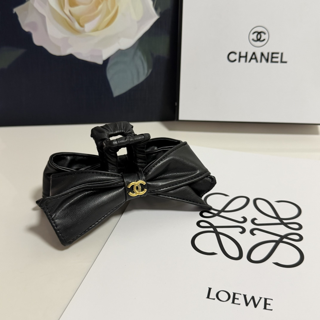 NO:941937,Special (single) with counter packaging Chanel (Chanel) latest vintage vintage clip. Elegant girl is worth buying. Very easy to match. Temperament and taste. Hairpins, hairpins, chanel, chanel, hairpins19860909特（单个）配专柜包装 Chanel（香奈儿）最新中古vintage抓夹 优雅的girl值得入手 非常好搭配 气质有品位发夹,发夹,chanel,chanel,hairpins,accessory
