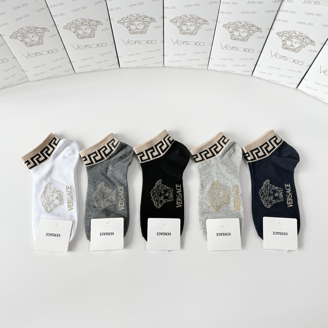 NO:940841,Specially equipped with counter packaging VERSACE's new short and medium style pile socks!  Five pairs in a box, synchronized tube socks at the counter, big brands going out on the street, must-have socks for fashionistas, stockings, socks, versace, versace, socks19860909特 配专柜包装 VERSACE（范思哲）新款中短款堆堆袜袜子！一盒五双,专柜同步筒袜袜子,大牌出街,潮人必备超好搭袜子,丝袜,袜子,versace,versace,socks,accessory