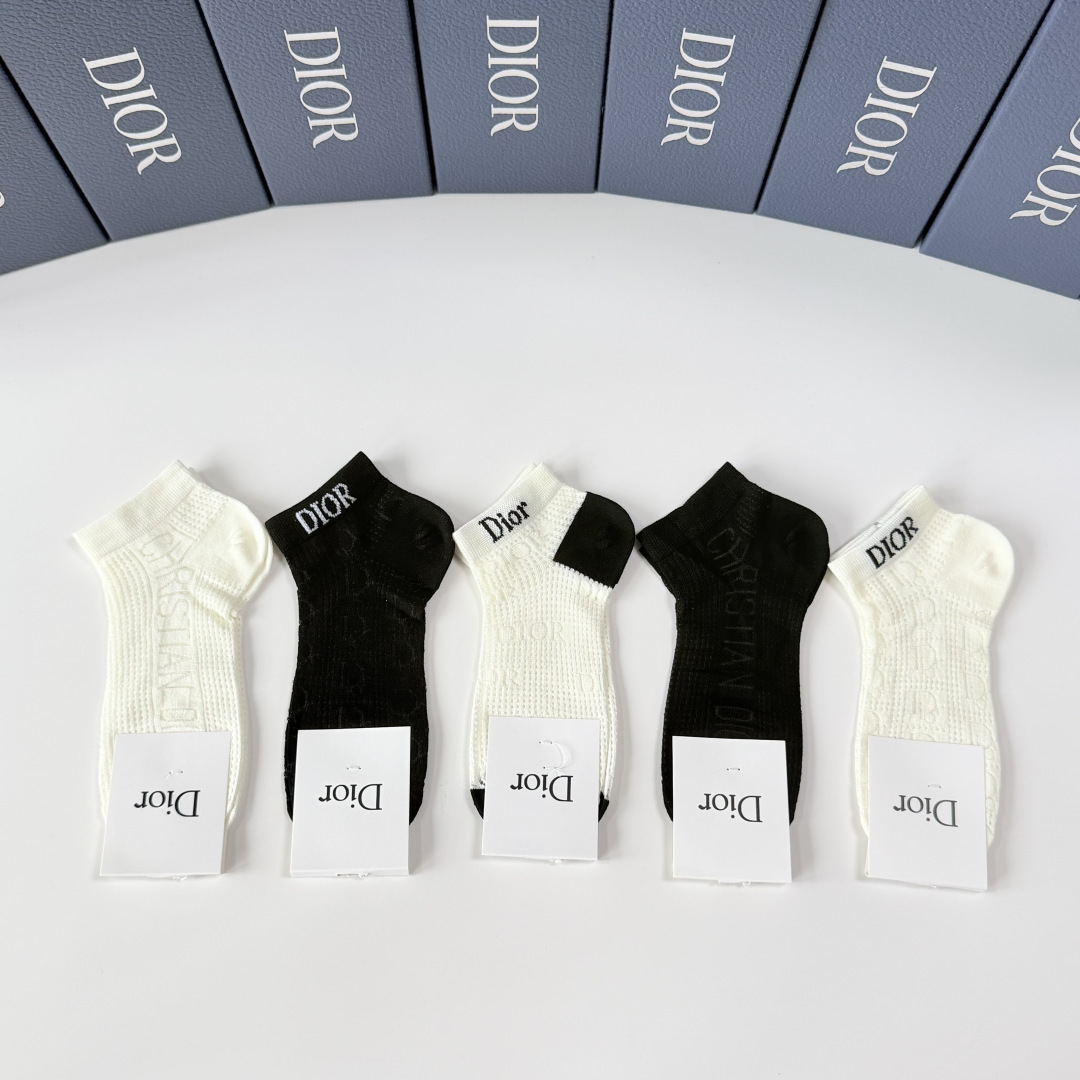 NO:940855,Specially equipped with counter packaging DIOR's new medium and short style pile socks!  Five pairs in a box, counter-synchronized tube socks, big brands out on the street, a must-have for fashionistas, super easy to match. Socks, stockings, socks, dior, dior, socks19860909特 配专柜包装 DIOR（迪奥）新款中短款堆堆袜袜子！一盒五双,专柜同步筒袜袜子,大牌出街,潮人必备超好搭.袜子,丝袜,袜子,dior,dior,socks,accessory