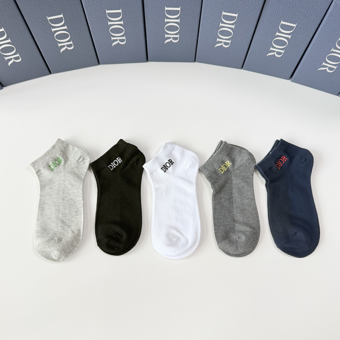 NO:940858,Specially equipped with counter packaging DIOR's new embroidered short and medium style pile socks!  Five pairs in a box, counter-synchronized tube socks, big brands out on the street, a must-have for fashionistas, super easy to match. Socks, stockings, socks, dior, dior, socks19860909特 配专柜包装 DIOR（迪奥）新款刺绣中短款堆堆袜袜子！一盒五双,专柜同步筒袜袜子,大牌出街,潮人必备超好搭.袜子,丝袜,袜子,dior,dior,socks,accessory