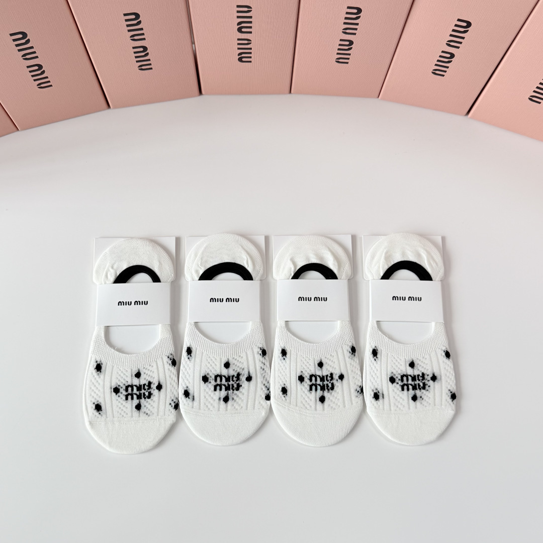 NO:940867,Specially equipped with counter packaging MiuMiu's new boat socks and piles of socks!  Four pairs in a box, counter-synchronized tube socks, big brands out on the street, a must-have for fashionistas, super easy to match. Socks, stockings, socks, miumiu, socks19860909特 配专柜包装 MiuMiu（缪缪）新款船袜堆堆袜袜子！一盒四双,专柜同步筒袜袜子,大牌出街,潮人必备超好搭.袜子,丝袜,袜子,miumiu,socks,accessory