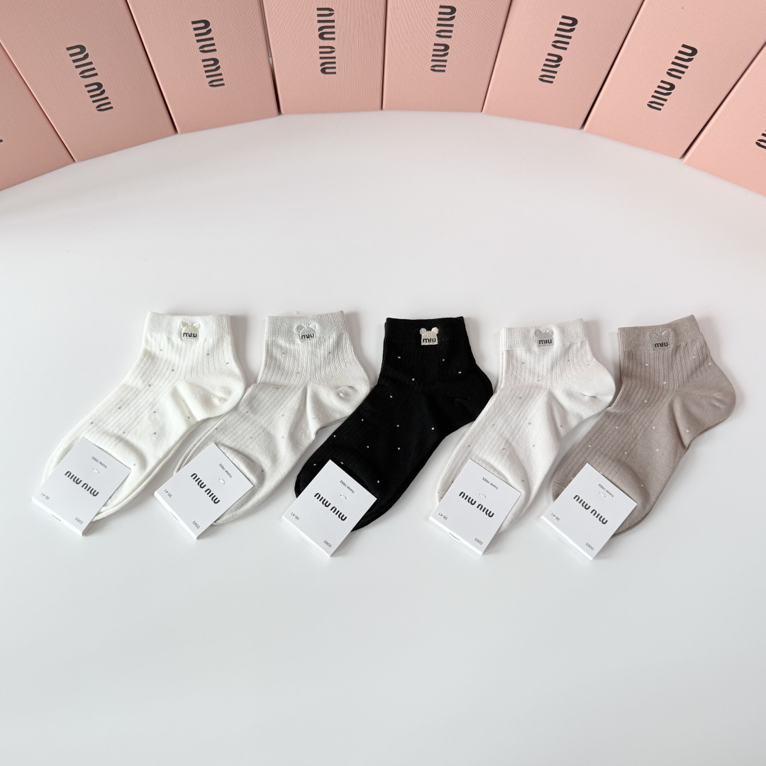 NO:940869,Special packaging MiuMiu's new embroidered short and medium-sized pile socks!  Five pairs in a box, synchronized tube socks at the counter, big brands out on the street, must-have socks for fashionistas, stockings, socks, miumiu, socks19860909特 配包装 MiuMiu（缪缪）新款刺绣中短款堆堆袜袜子！一盒五双, 专柜同步筒款袜子,大牌出街,潮人必备超好搭袜子,丝袜,袜子,miumiu,socks,accessory