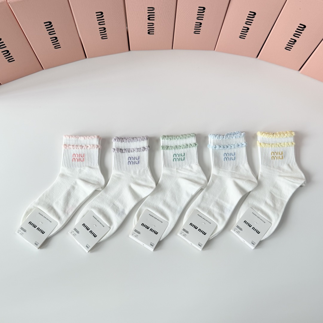 NO:940860,Special packaging MiuMiu's new mid-length pile socks!  Five pairs in a box, synchronized tube socks at the counter, big brands out on the street, must-have socks for fashionistas, stockings, socks, miumiu, socks19860909特 配包装 MiuMiu（缪缪）新款中长款堆堆袜袜子！一盒五双, 专柜同步筒款袜子,大牌出街,潮人必备超好搭袜子,丝袜,袜子,miumiu,socks,accessory