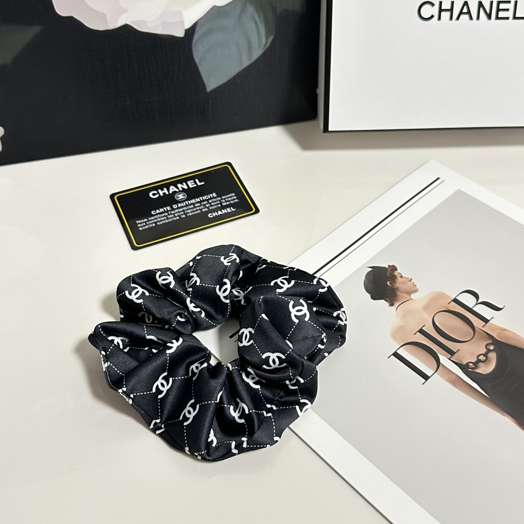 NO:941895,Specially packaged Chanel (Chanel) classic silk hair tie. It looks great on the head or in the hand. Fashionable and versatile, a must-have item for everyone. Hairpins, hairpins, chanel, chanel, real silk, hairpins19860909特 配包装 Chanel（香奈儿）经典真丝发圈 带头上或者手上都非常好看 时尚百搭人手必备单品发夹,发夹,chanel,chanel,real silk,hairpins,accessory