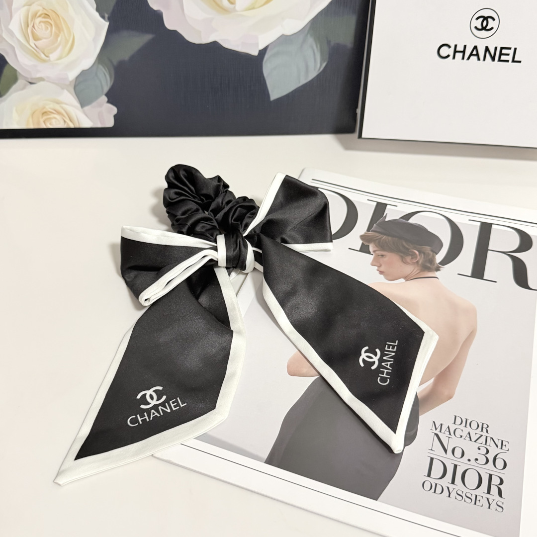 NO:941902,Specially packaged Chanel (Chanel) classic silk hair tie. It looks great on the head or in the hand. Fashionable and versatile, a must-have item for everyone. Hairpins, hairpins, chanel, chanel, real silk, hairpins19860909特 配包装 Chanel（香奈儿）经典真丝发圈 带头上或者手上都非常好看 时尚百搭人手必备单品发夹,发夹,chanel,chanel,real silk,hairpins,accessory