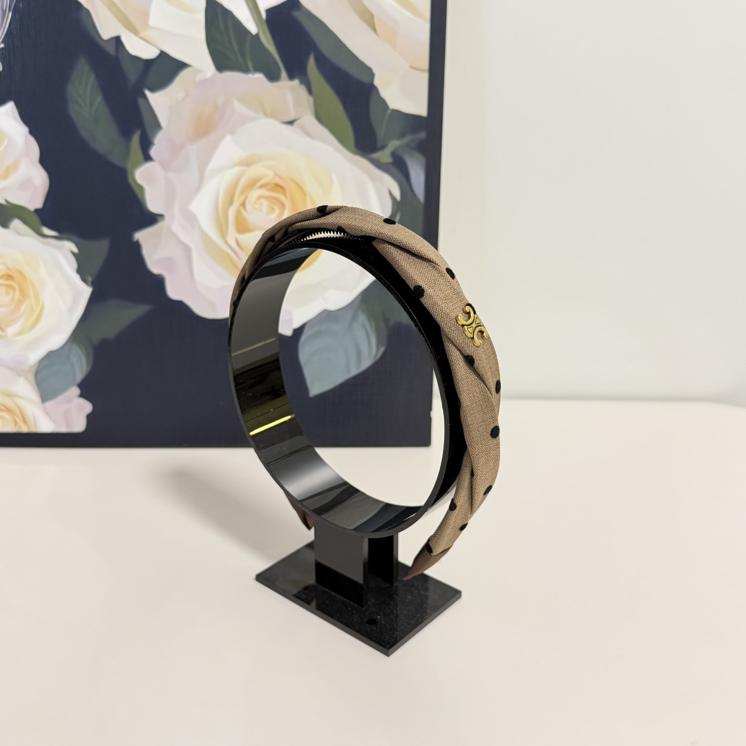 NO:941914,Special (single) with counter packaging Celine (Celine) latest hairbands. Elegant girls are worth buying. Very easy to match. Temperament and taste. Hairpins, hairpins, celine, celine, hairpins19860909特（单个）配专柜包装 Celine（赛琳）最新发箍 优雅的girl值得入手 非常好搭配 气质有品位发夹,发夹,celine,celine,hairpins,accessory