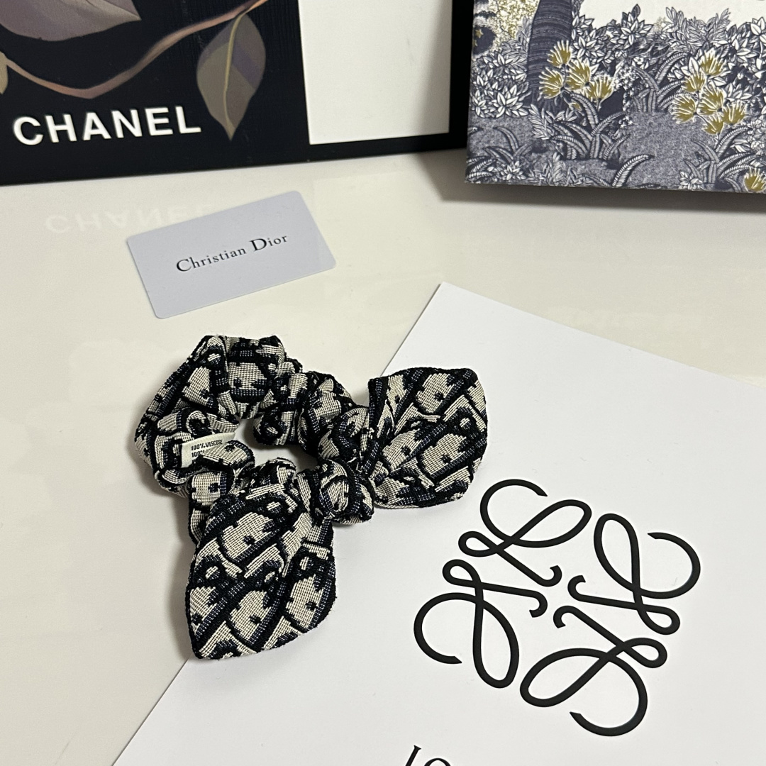 NO:941918,Special (single) with full set of packaging Dior's popular presbyopia hair tie, shipped from the counter. It looks very high-end at first glance. It is super versatile. You must keep your own hairpins, hairpins, dior, dior, hairpins.19860909特（单个）配全套包装 Dior（迪奥）爆款老花发圈,专柜款出货 一看就特别高档 超级百搭 必须自留发夹,发夹,dior,dior,hairpins,accessory