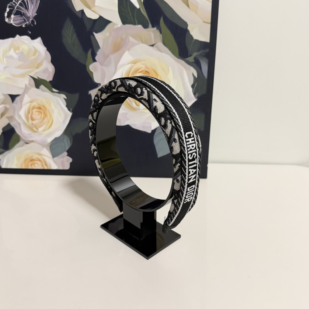 NO:941922,Specially equipped with counter packaging, Dior's latest presbyopic hairbands. Little fairies can get it now. Special material. No hair. Can be salty or sweet ~ hairpins, hairpins, dior, dior, hairpins19860909特 配专柜包装 Dior（迪奥）最新老花发箍 小仙女快入手 特殊材质 不嘞头 可盐可甜～发夹,发夹,dior,dior,hairpins,accessory