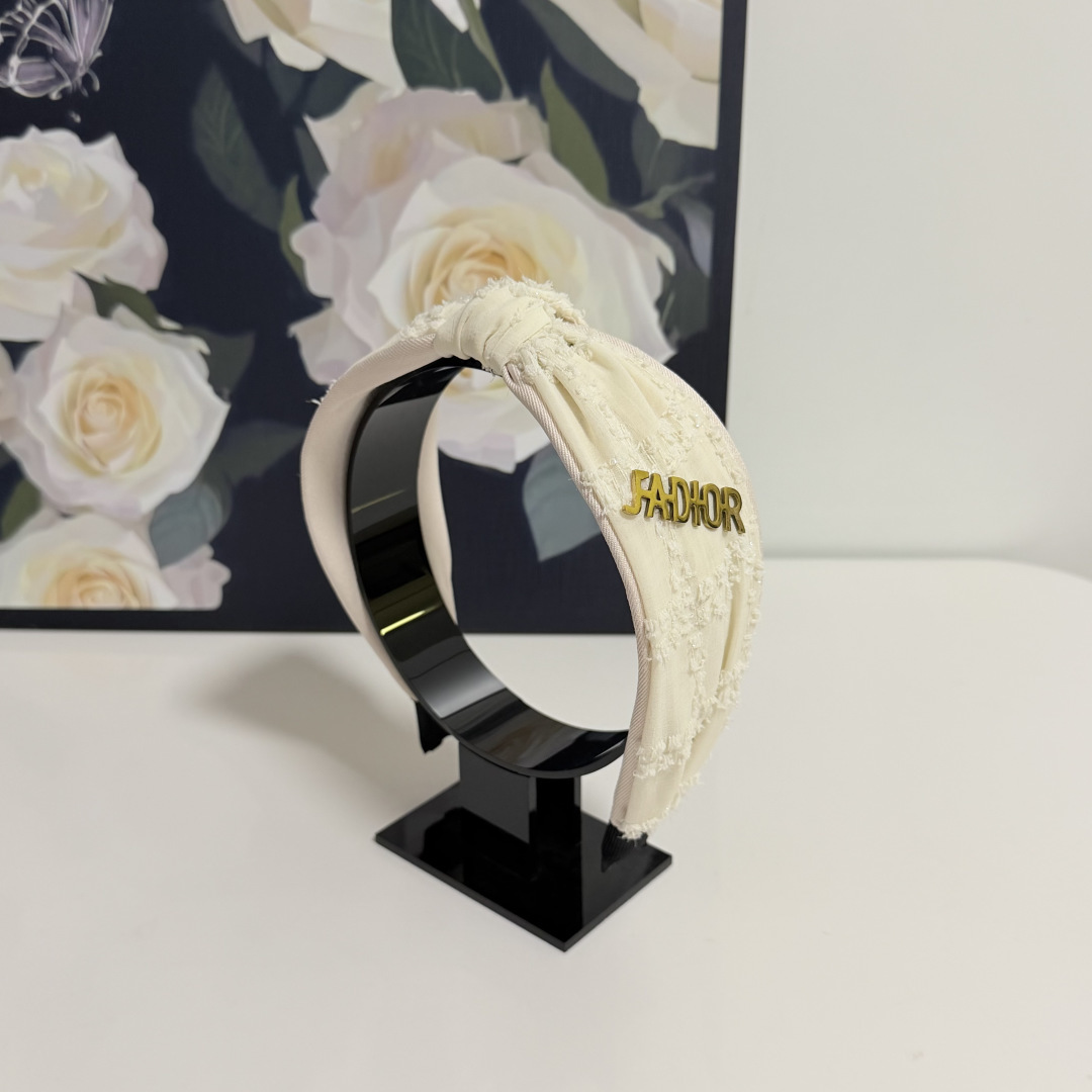 NO:941926,Specially equipped with counter packaging, Dior's latest hairbands. Little fairies can get it now. Special material, no hair, salty or sweet ~ hairpins, hairpins, dior, dior, hairpins19860909特 配专柜包装 Dior（迪奥）最新发箍 小仙女快入手 特殊材质 不嘞头 可盐可甜～发夹,发夹,dior,dior,hairpins,accessory