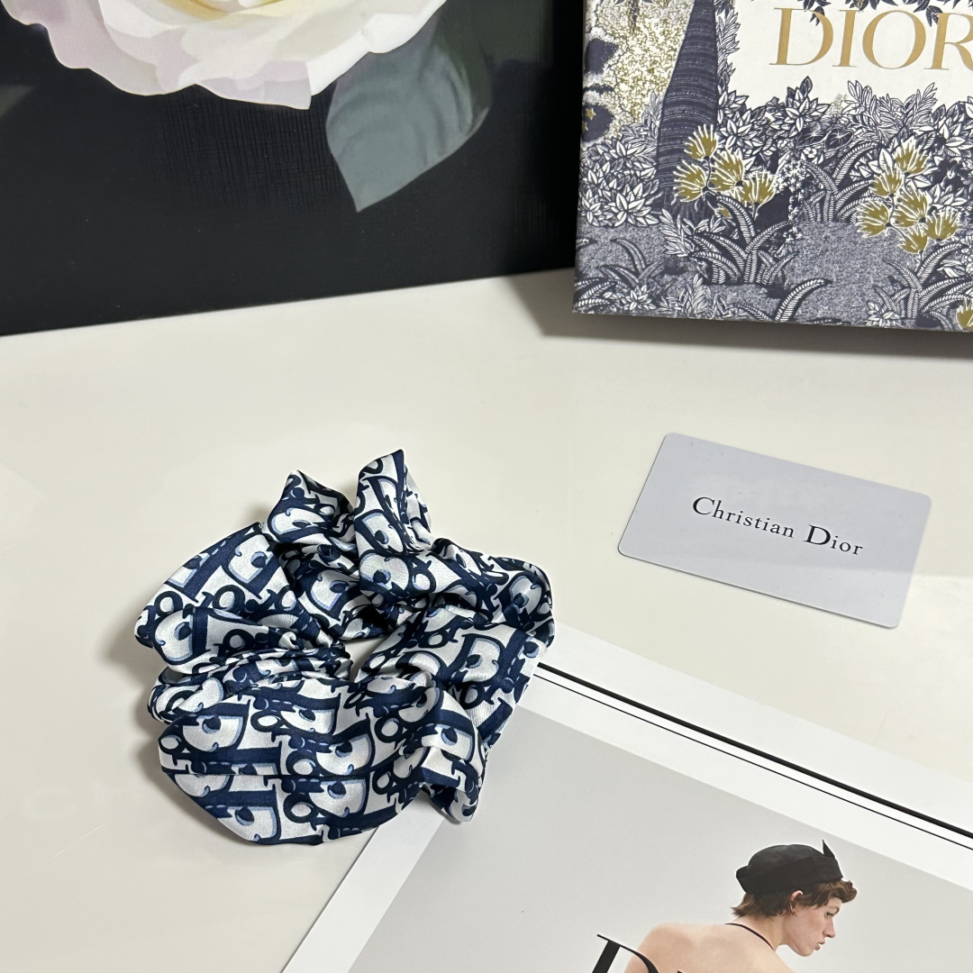 NO:941896,Special (single) with full package DIOR (Dior) popular presbyopic silk hair band, shipped from the counter. It looks very high-end at first glance. It is super versatile. You must keep your own hairpins, hairpins, dior, dior, real silk, hairpins.19860909特（单个）配全套包装 DIOR（迪奥）爆款老花真丝发圈,专柜款出货 一看就特别高档 超级百搭 必须自留发夹,发夹,dior,dior,real silk,hairpins,accessory