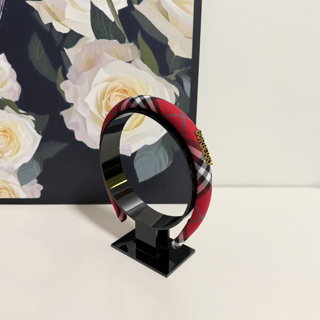 NO:941912,Specially equipped with counter packaging. Burberry's latest hairbands. Little fairies can get it now. Special material. No hair. Can be salty or sweet ~ hairpins, hairpins, burberry, burberry, hairpins19860909特 配专柜包装 Burberry（巴宝莉）最新发箍 小仙女快入手 特殊材质 不嘞头 可盐可甜～发夹,发夹,burberry,burberry,hairpins,accessory