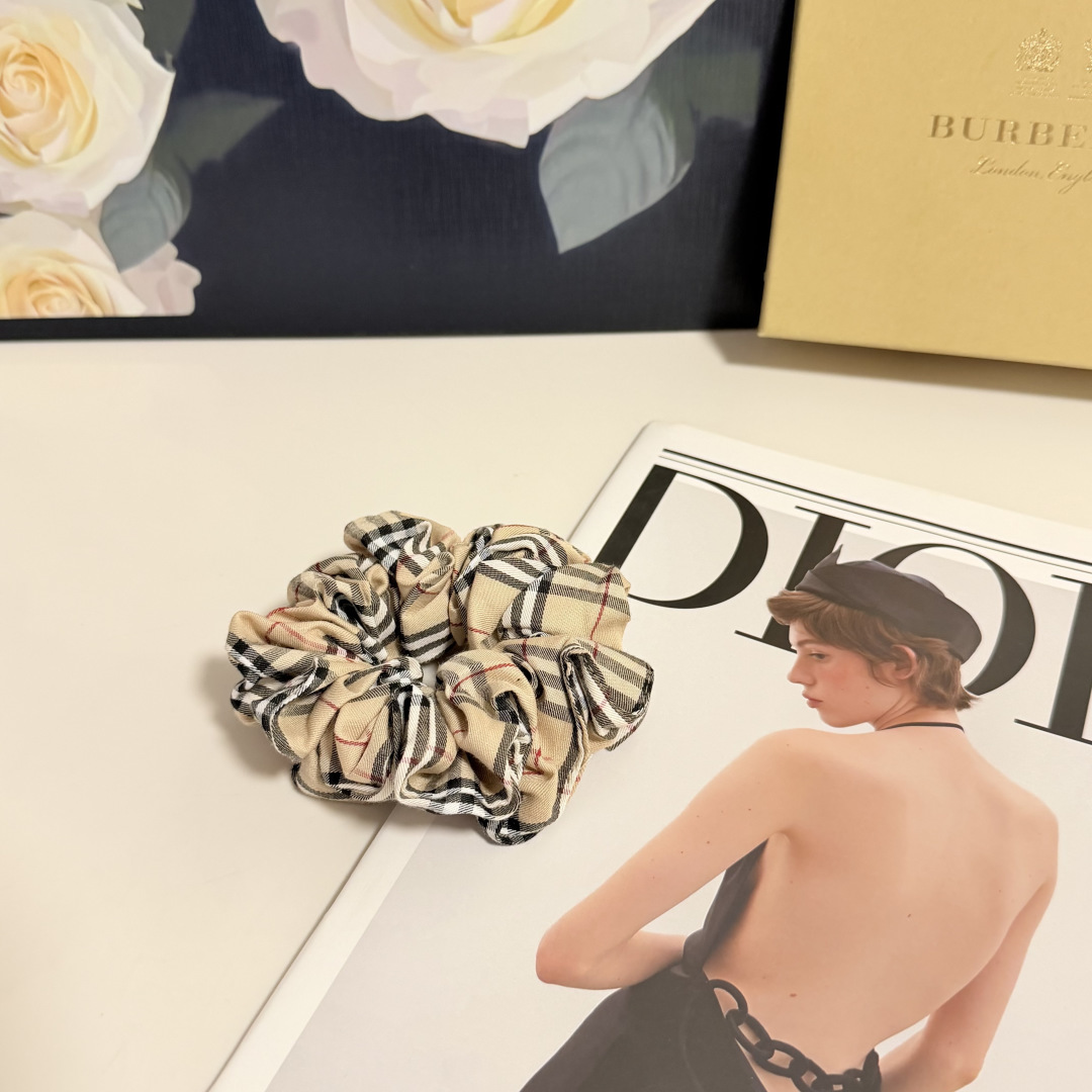 NO:941916,Specially packaged Burberry classic silk hair tie. It looks great on the head or in the hand. Fashionable and versatile, a must-have item for everyone. Hairpins, hairpins, burberry, burberry, real silk, hairpins19860909特 配包装 Burberry（巴宝莉）经典真丝发圈 带头上或者手上都非常好看 时尚百搭人手必备单品发夹,发夹,burberry,burberry,real silk,hairpins,accessory