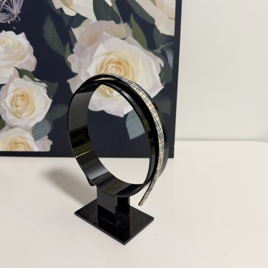 NO:941920,Specially equipped with counter packaging. Burberry's latest hairbands. Little fairies can get it now. Special material. No hair. Can be salty or sweet ~ hairpins, hairpins, burberry, burberry, hairpins19860909特 配专柜包装 Burberry（巴宝莉）最新发箍 小仙女快入手 特殊材质 不嘞头 可盐可甜～发夹,发夹,burberry,burberry,hairpins,accessory