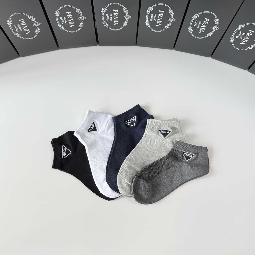 💛配专柜包装 Prada（普拉达）新款中短款堆堆袜袜子！一盒五双，专柜同步筒袜袜子，💛大牌出街，潮人必备🔥超好搭