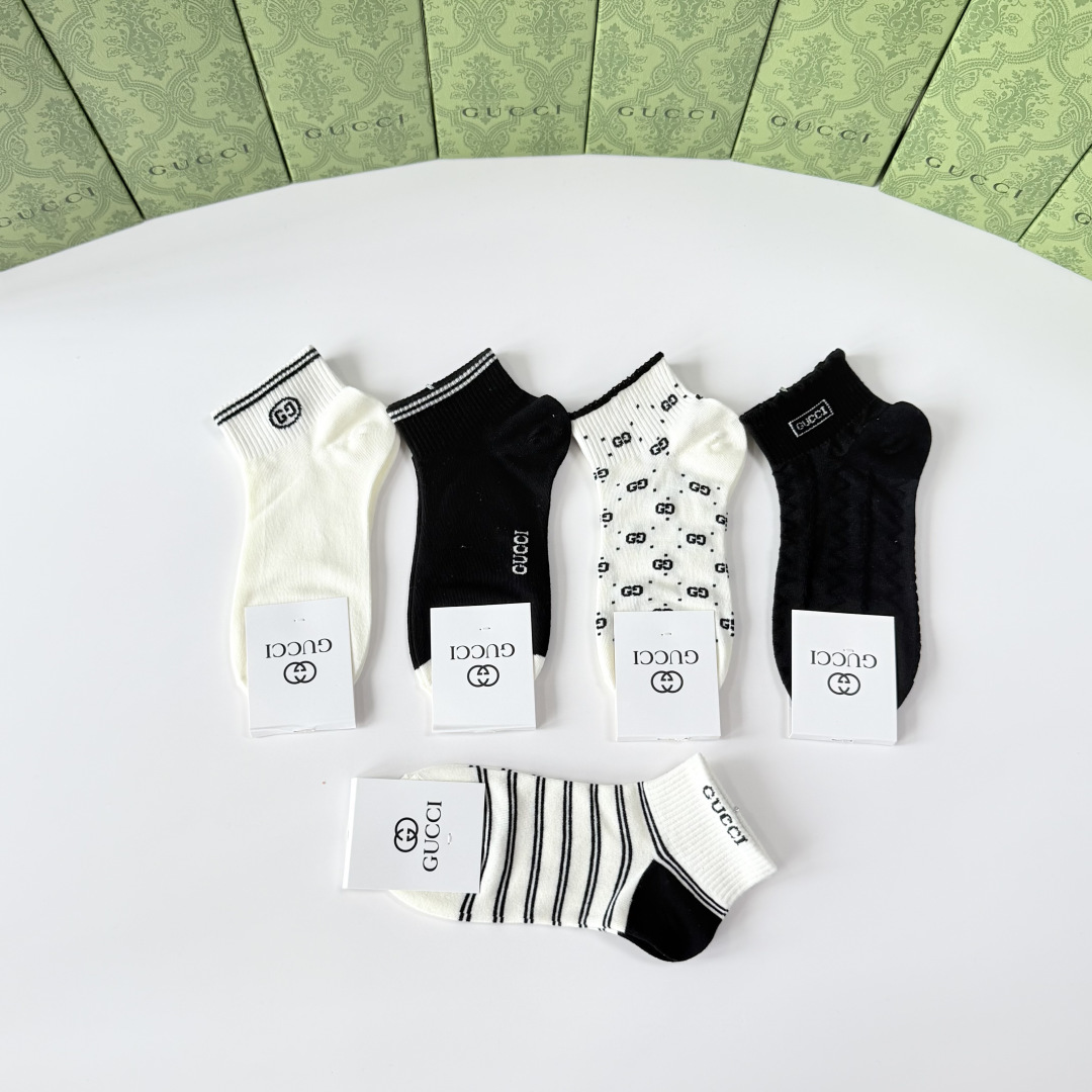 💛配专柜包装 Gucci（古驰）新款中短款堆堆袜袜子！一盒五双，专柜同步筒袜袜子，💛大牌出街，潮人必备🔥超好搭