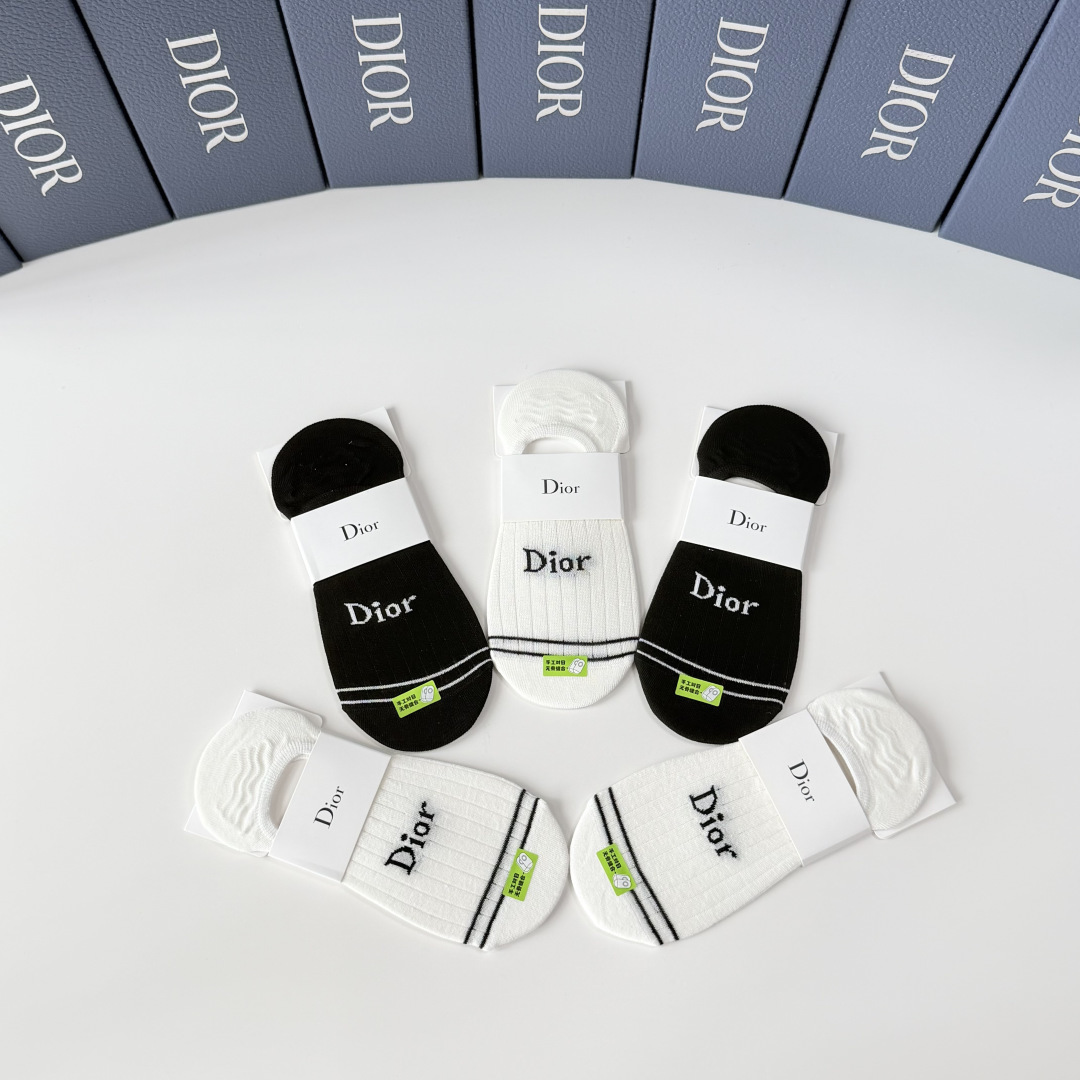 💛配专柜包装 DIOR（迪奥）新款船袜堆堆袜袜子！一盒五双，专柜同步筒袜袜子，💛大牌出街，潮人必备🔥超好搭。