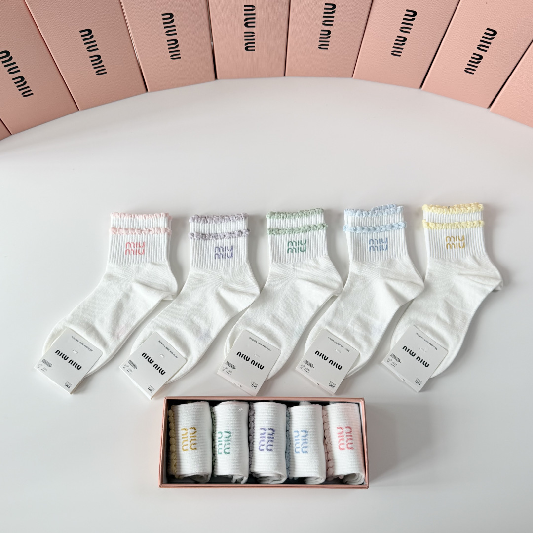 💛配包装 MiuMiu（缪缪）新款中长款堆堆袜袜子！一盒五双， 专柜同步筒款袜子，💛大牌出街，潮人必备🔥超好搭
