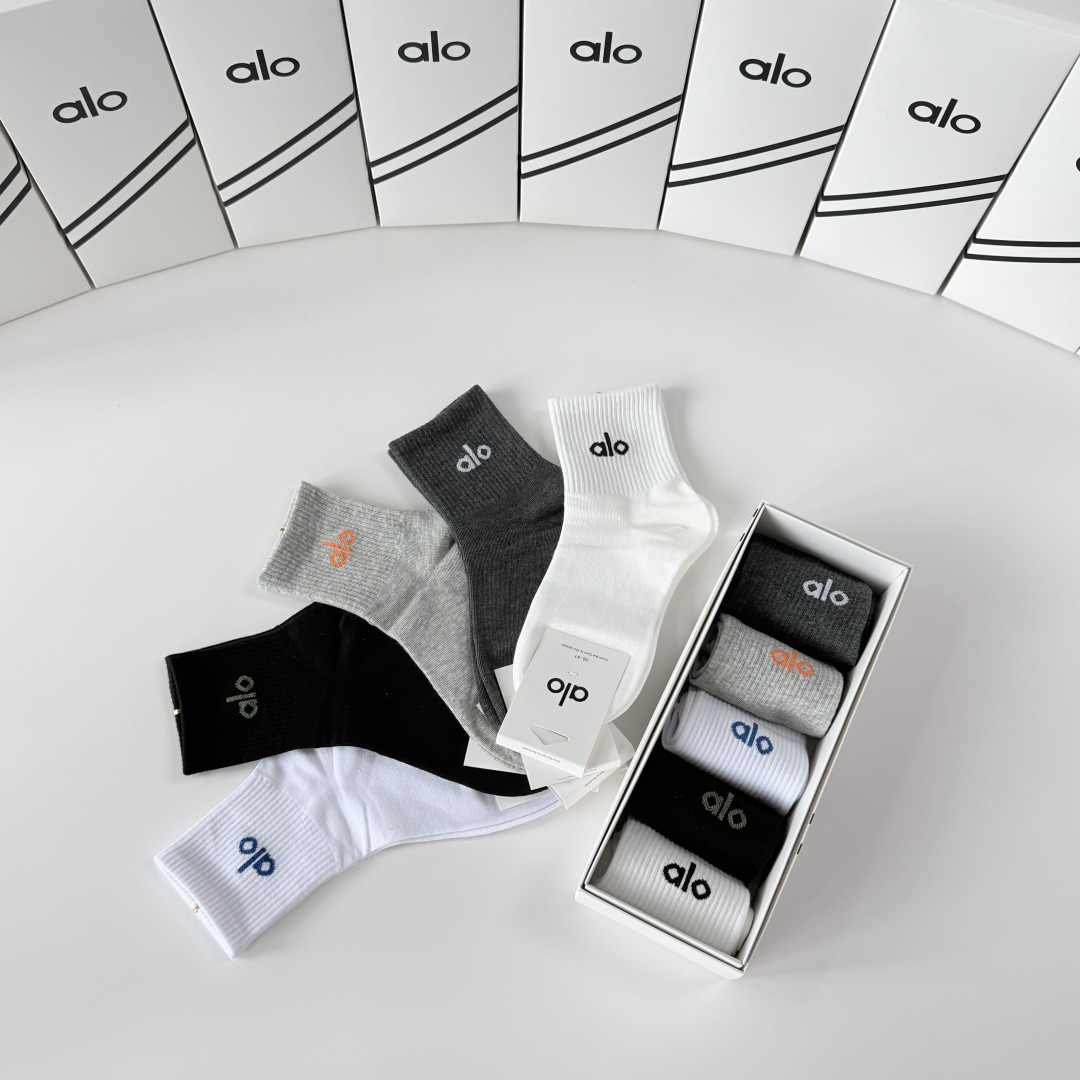 💛配包装 ALO（阿洛）新款中长款堆堆袜袜子！一盒五双， 专柜同步筒款袜子，💛大牌出街，潮人必备🔥超好搭