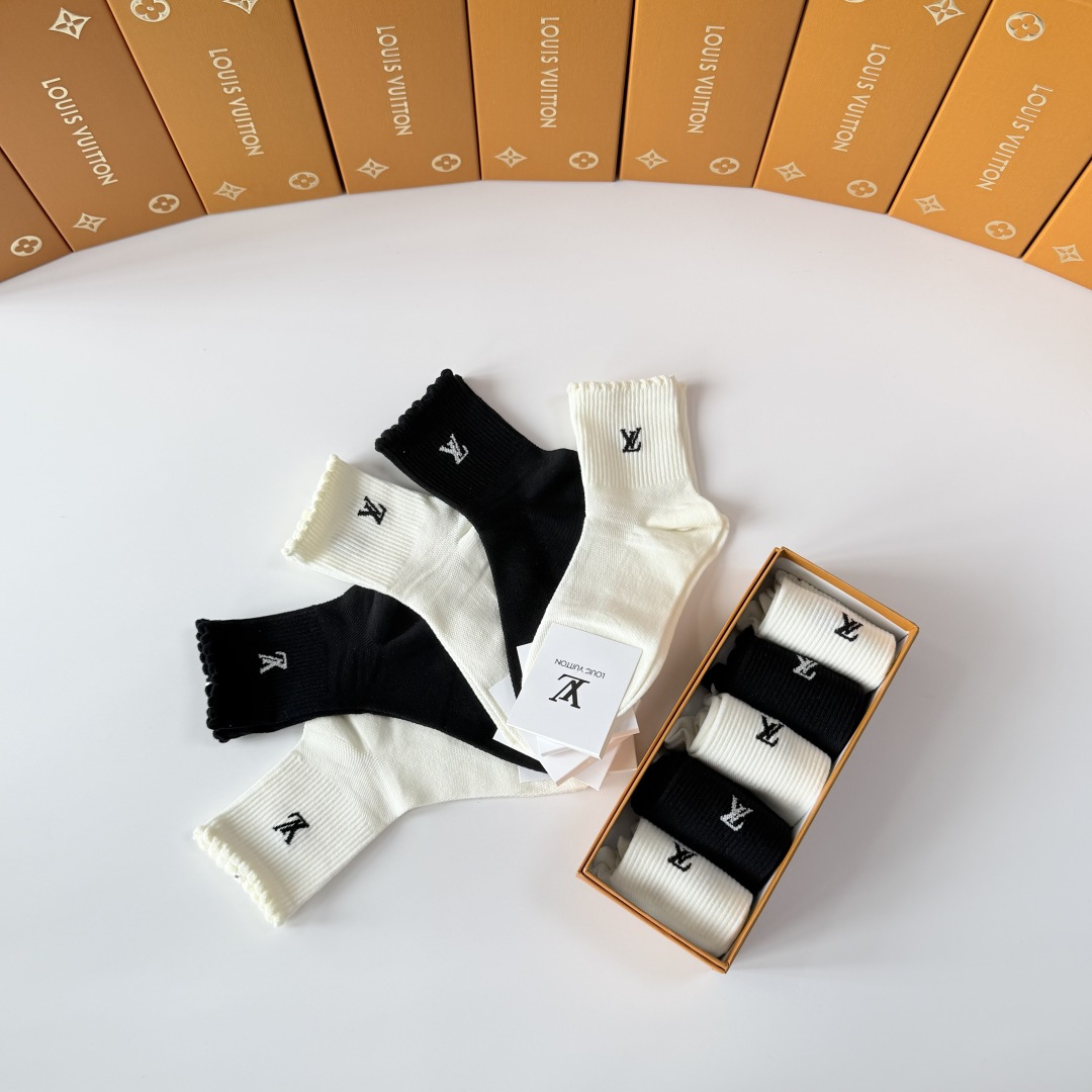 💛配包装 LV（路易威登）新款中长筒款堆堆袜袜子！一盒五双， 专柜同步筒款袜子，💛大牌出街，潮人必备🔥超好搭