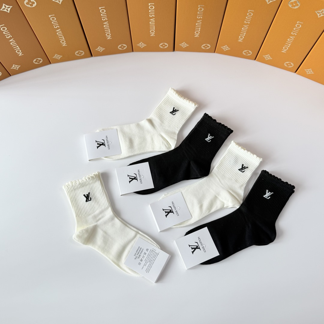 💛配包装 LV（路易威登）新款中长筒款堆堆袜袜子！一盒五双， 专柜同步筒款袜子，💛大牌出街，潮人必备🔥超好搭