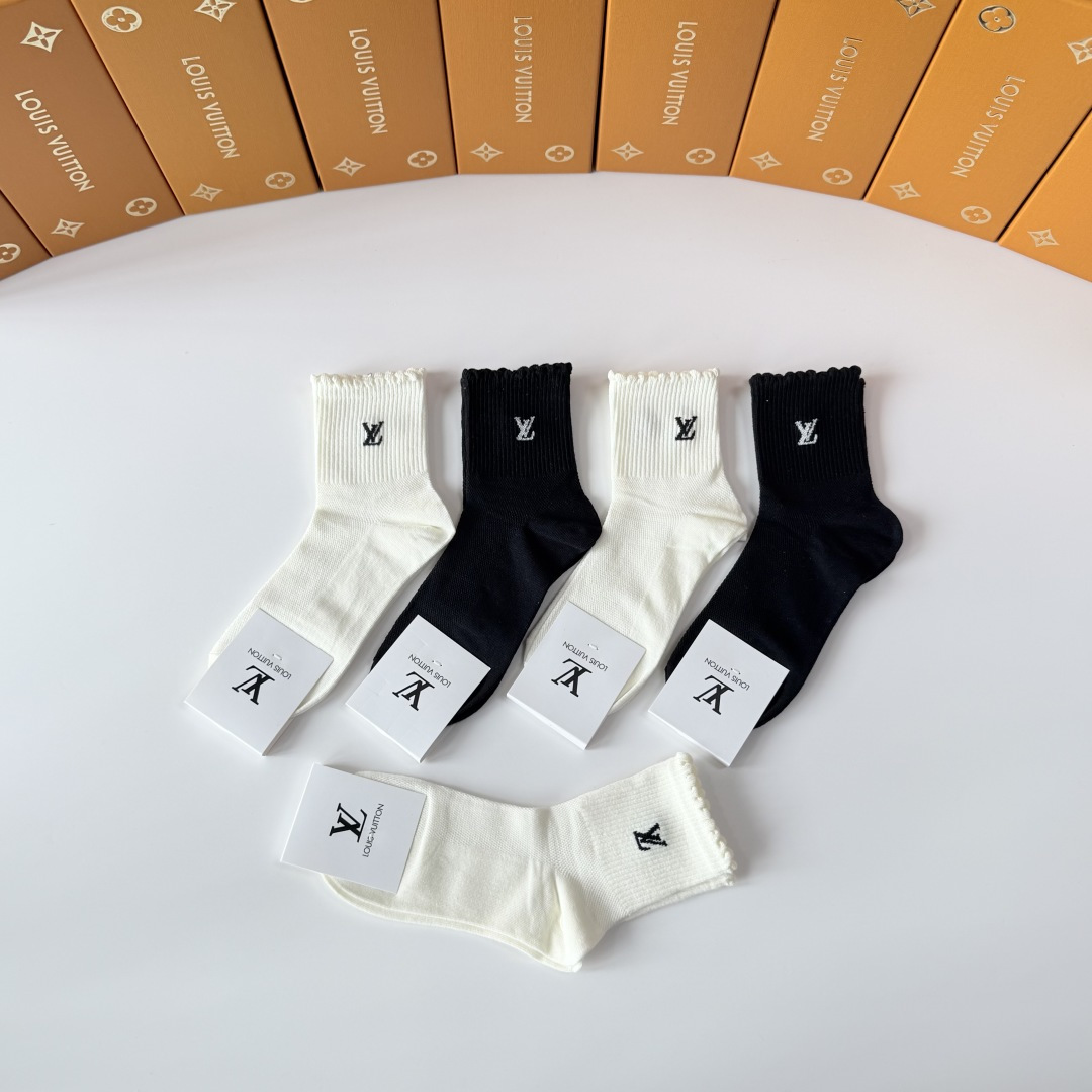 💛配包装 LV（路易威登）新款中长筒款堆堆袜袜子！一盒五双， 专柜同步筒款袜子，💛大牌出街，潮人必备🔥超好搭