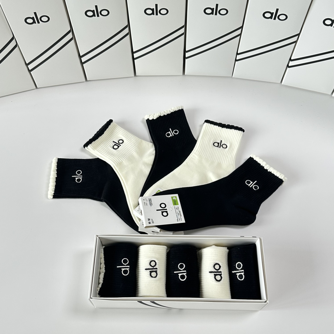 💛配包装 ALO 新款刺绣中长筒款堆堆袜袜子！一盒五双， 专柜同步筒款袜子，💛大牌出街，潮人必备🔥超好搭