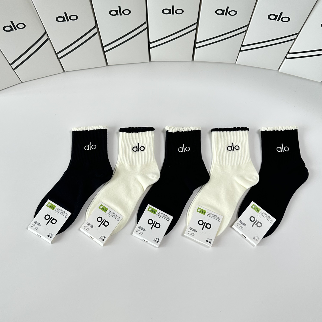 💛配包装 ALO 新款刺绣中长筒款堆堆袜袜子！一盒五双， 专柜同步筒款袜子，💛大牌出街，潮人必备🔥超好搭