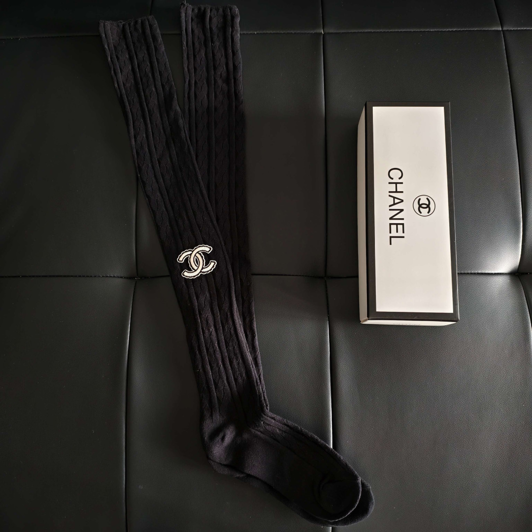 💛配包装 CHANEL （香奈儿）爆款出货 新款双针过膝堆堆袜袜子🧦！搭配长靴必备，一盒一双，专柜同步筒袜袜子，💛大牌出