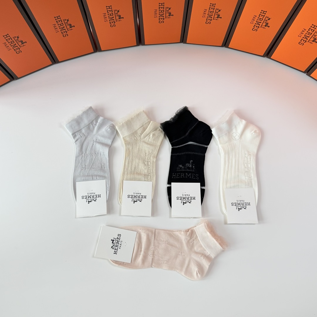 💛配包装 Hermes （爱马仕）新款中短款堆堆袜袜子！一盒五双， 专柜同步筒款袜子，💛大牌出街，潮人必备🔥超好搭