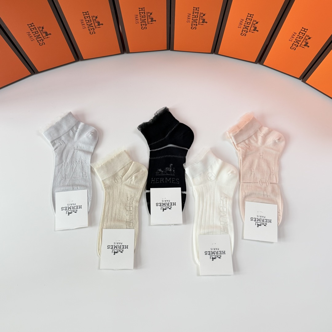 💛配包装 Hermes （爱马仕）新款中短款堆堆袜袜子！一盒五双， 专柜同步筒款袜子，💛大牌出街，潮人必备🔥超好搭